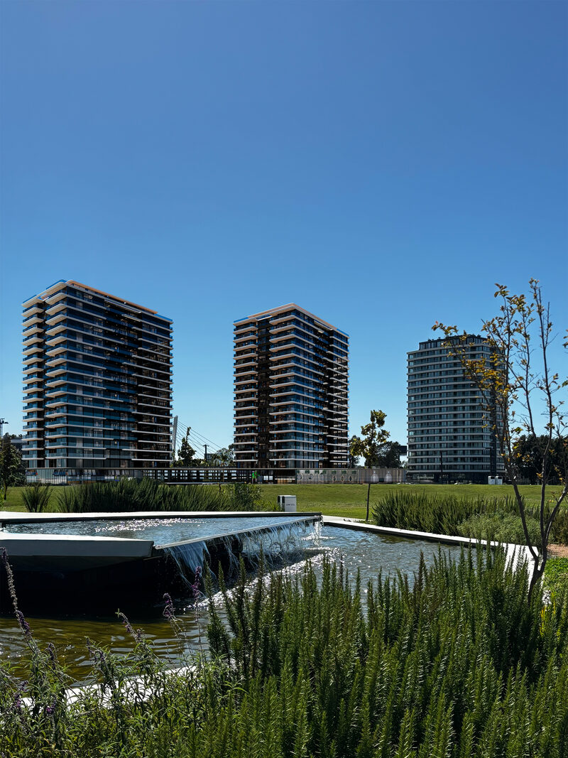 Fachada principal Torres Cristalinas — Carrasco Prat, Montevideo